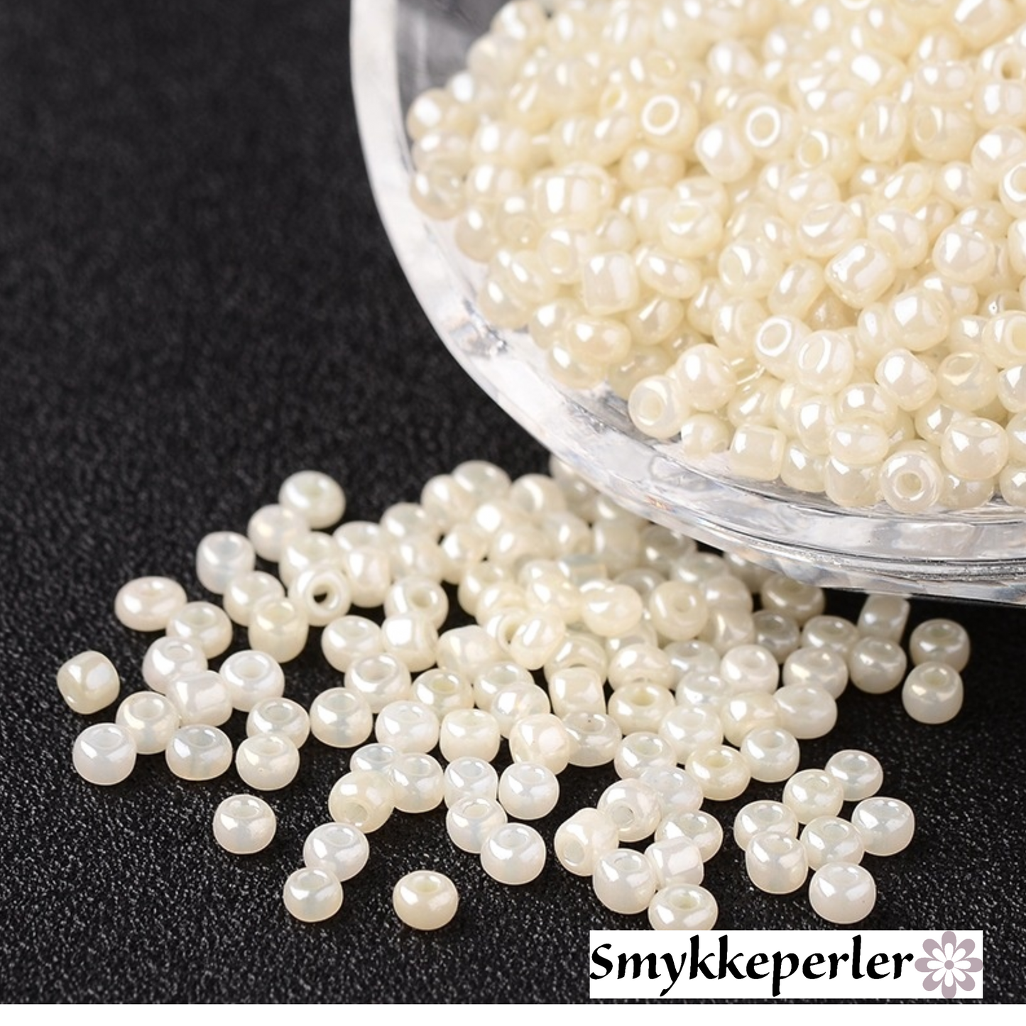 Seed beads guld-ivory opaque. Ca. 3 mm.